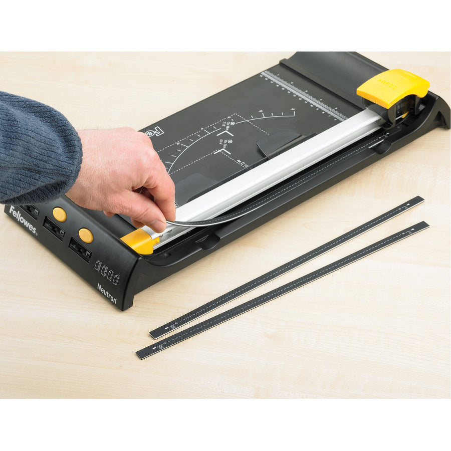 SafeCut™ Rotary Trimmer 18 Replacement Cutting Mats 5411604