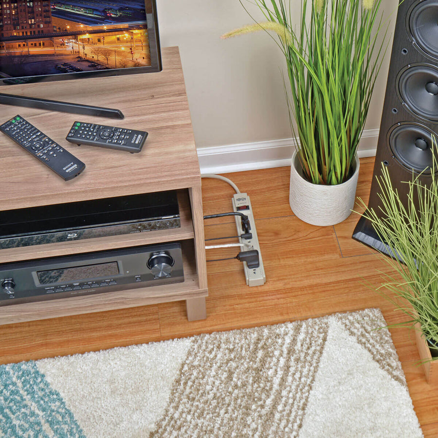 Tripp Lite 6 prises, cordon de 8 pieds, bande de 990 joules, fiche plate - Protégez-le ! Suppresseur de surtension TLP608