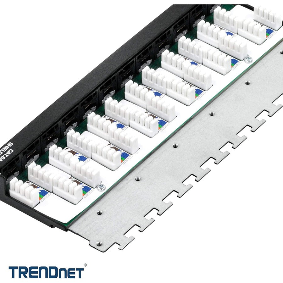 Panneau de brassage blindé TRENDnet 12 ports Cat6A, prêt 10G, compatible Cat5e, Cat6, Cat6A, boîtier métallique, étiquetage à code couleur pour câblage T568A et T568B, gestion des câbles, montage mural, noir, TC-P12C6AS TC-P12C6AS