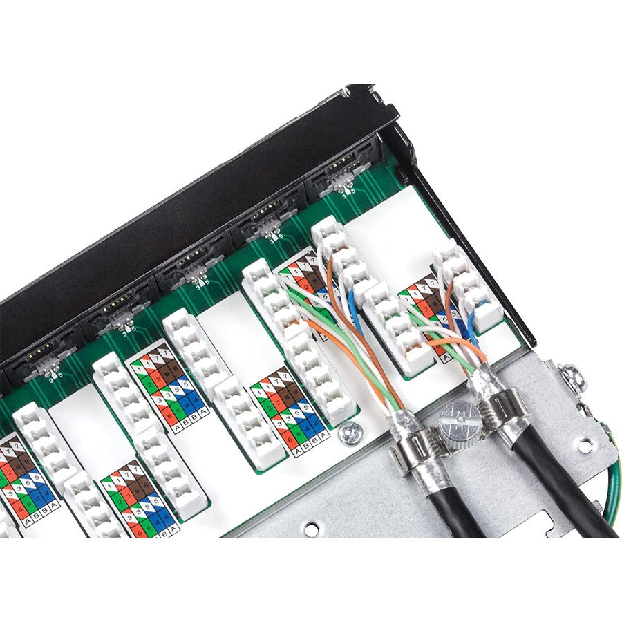 Panneau de brassage blindé TRENDnet 12 ports Cat6A, prêt 10G, compatible Cat5e, Cat6, Cat6A, boîtier métallique, étiquetage à code couleur pour câblage T568A et T568B, gestion des câbles, montage mural, noir, TC-P12C6AS TC-P12C6AS